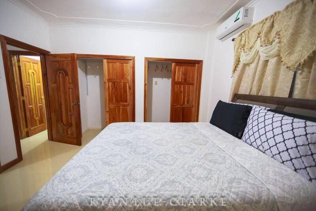 Shan'S Manor.... Excellent Location!!! Kingston Extérieur photo